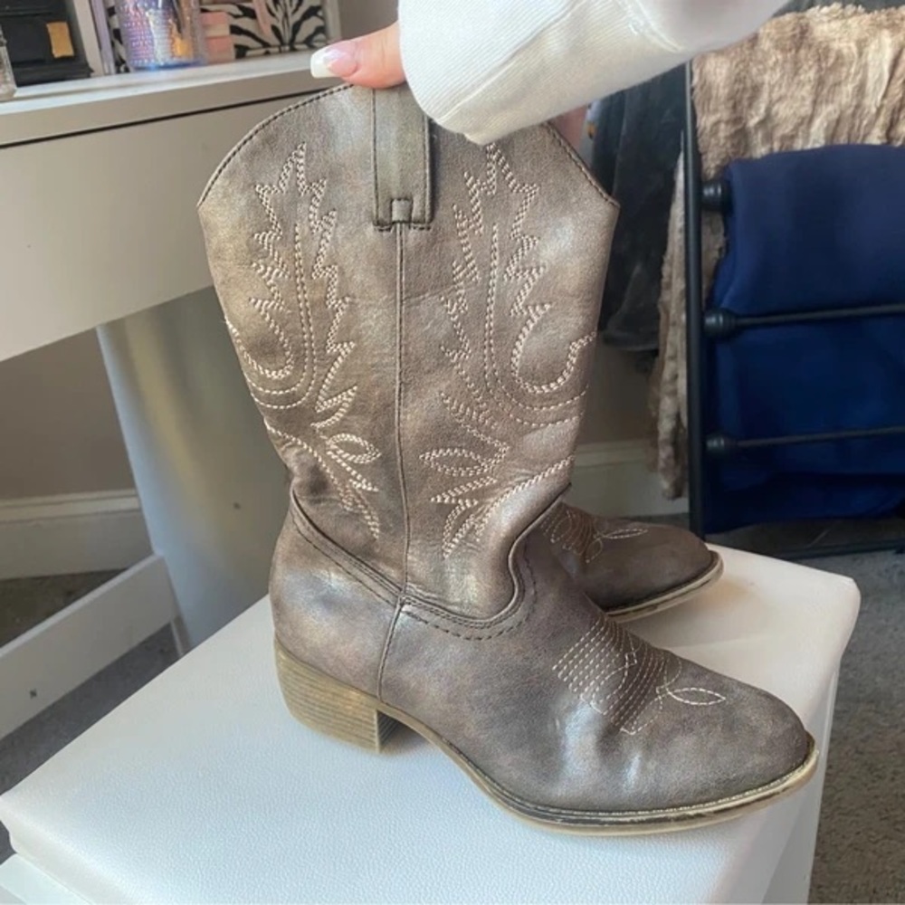 Western Heeled Boots in Metallic Taupe - Women's Embroidered Cowgirl Boot